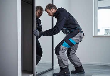 Comment installer des portes de placard coulissantes ?